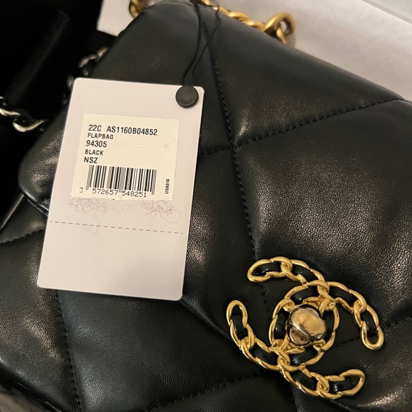 Chanel 19 Flap bag black with gold - Picture 6 of 11